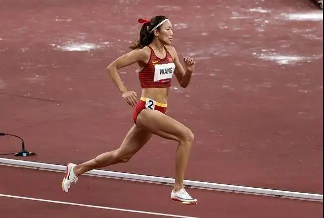 “黑科技”跑道，讓運動員“飛了起來”！-奧運田徑跑道是如何造出來的？