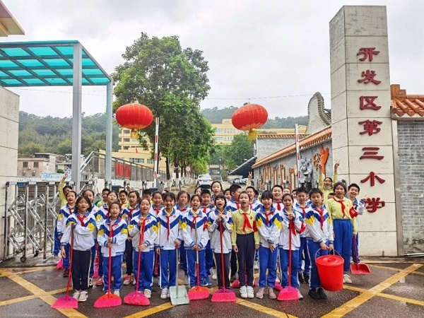 開發(fā)區(qū)第三小學(xué)開展學(xué)雷鋒衛(wèi)生大清掃志愿活動(dòng)