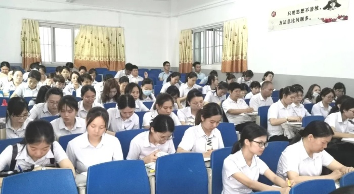 加強師德修養(yǎng) 規(guī)范教育行為