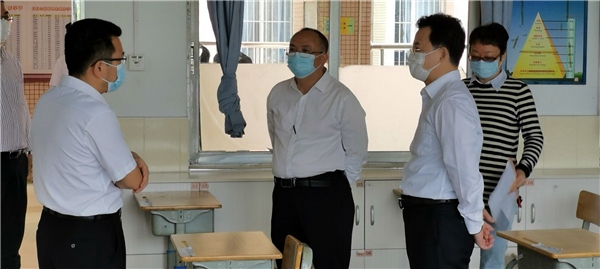 林銳熙常委來(lái)火炬區(qū)一中督查校園疫情防控和開(kāi)學(xué)準(zhǔn)備工作
