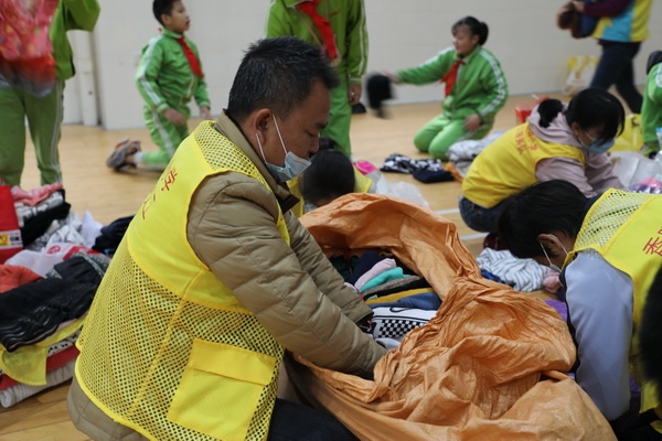 開發(fā)區(qū)香暉園小學(xué)舉行“青年拾分愛——衣?物銀行”舊物收集活動