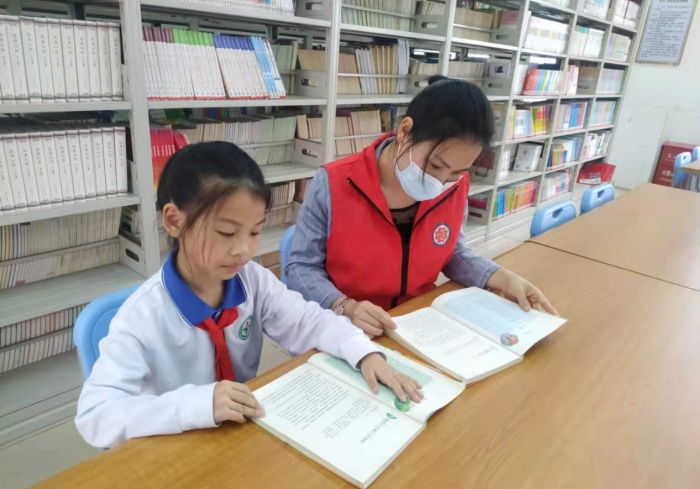 沐浴書香，共同成長，向黨致敬 ——火炬開發(fā)區(qū)第二小學(xué)開展親子閱讀