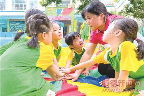 師德標(biāo)兵 甘為人梯育桃李