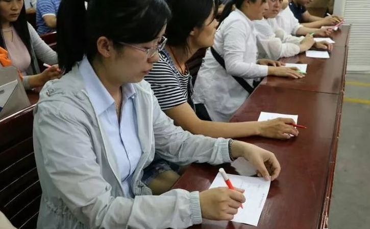 一家長勇氣可嘉，在“告家長書”上簽不同意，網(wǎng)友：官方該出手了