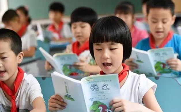 “爸爸在忙，媽媽不打扮了”，課本封面和三胎有關(guān)？官方親自辟謠