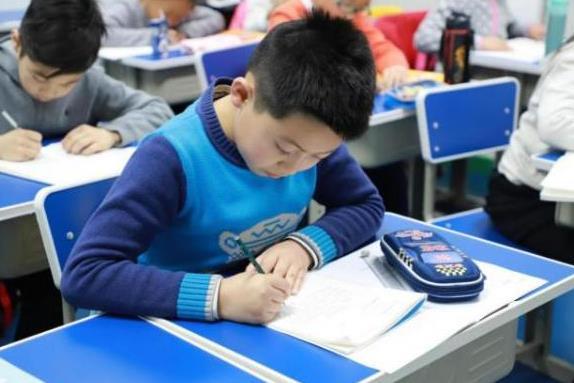 雙減繼續(xù)發(fā)威，“周中”上課或成歷史，小學(xué)生的快樂生活來了
