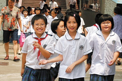 學(xué)校“天價(jià)校服”賬單曝光，家長(zhǎng)勇敢簽下“不同意”，獲網(wǎng)友支持