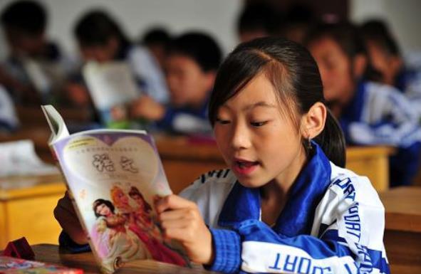 小學語文課本封面上“媽媽”變丑了？官方辟謠，與二胎變?nèi)o關