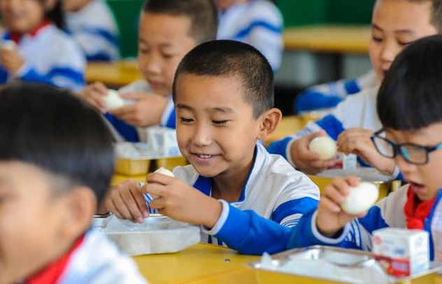“睡眠令”落地，各地中小學(xué)調(diào)整到校時(shí)間，家長(zhǎng)表示新問(wèn)題出現(xiàn)