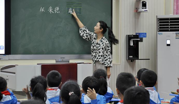 老師補(bǔ)課遭禁，兼職微商被舉報(bào)并查處，老師靈魂反問誰來替我養(yǎng)家