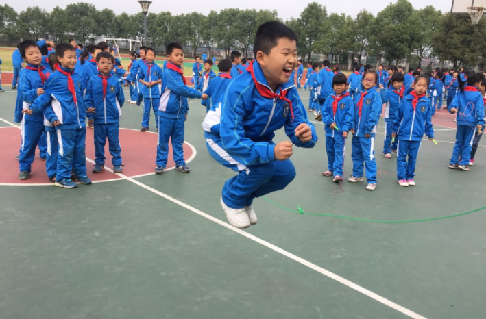 “天價(jià)校服”賬單出爐，一家長勇敢簽下“不同意”，收到網(wǎng)友點(diǎn)贊