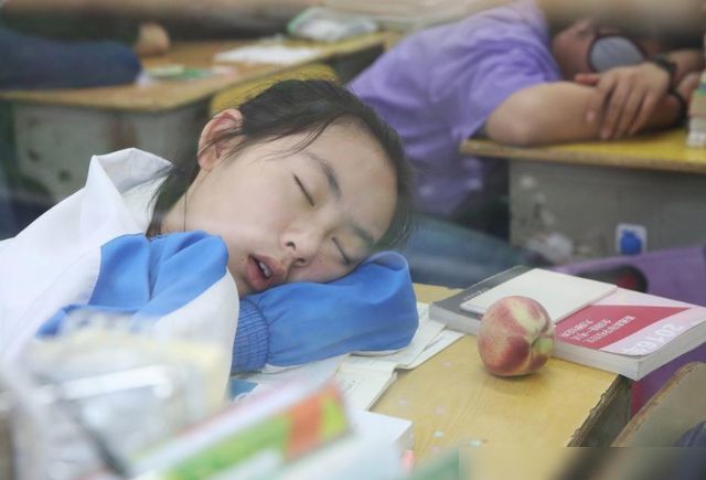 教育部下發(fā)“睡眠令”，推遲中小學到校時間，孩子睡好家長卻犯愁
