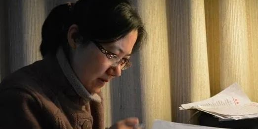 55歲女高級教師堅決不退休，占著高職名額，年輕老師急了……