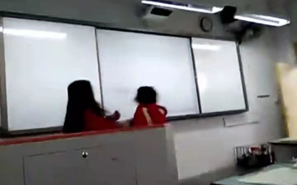 四川金堂一女老師課堂上扇女學(xué)生耳光，教育局：情況屬實(shí)，正調(diào)查