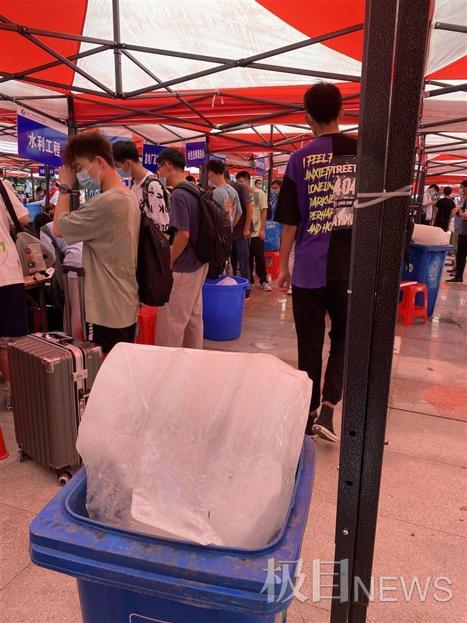 武漢一所大學(xué)來了14名小巨人，最矮的都有1米9