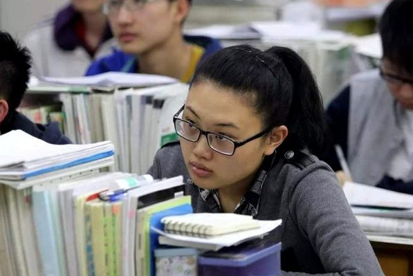 教育部發(fā)通知，中小學(xué)將實(shí)行“新規(guī)定”，學(xué)生想偷玩手機(jī)不可能了