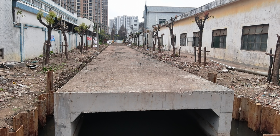 原國稅局旁箱涵.jpg