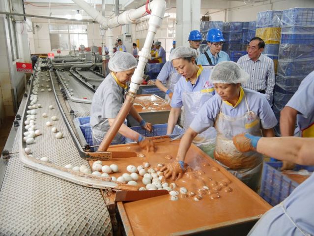 南方電網(wǎng)廣東中山供電局黃圃分局工作人員到泰和公司車間了解咸蛋加工生產(chǎn)情況。陳世聰 攝_副本.jpg