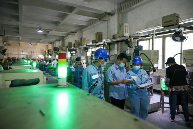 南方電網(wǎng)廣東中山供電局客戶服務(wù)人員上門到中山利特隆瓦斯公司聽取客戶意見，保障企業(yè)生產(chǎn)，為企業(yè)開通“潛