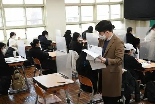 韓國高考?xì)埧嵴嫦嘟颐兀罕人佬谈植溃F學(xué)生根本沒有出頭之日