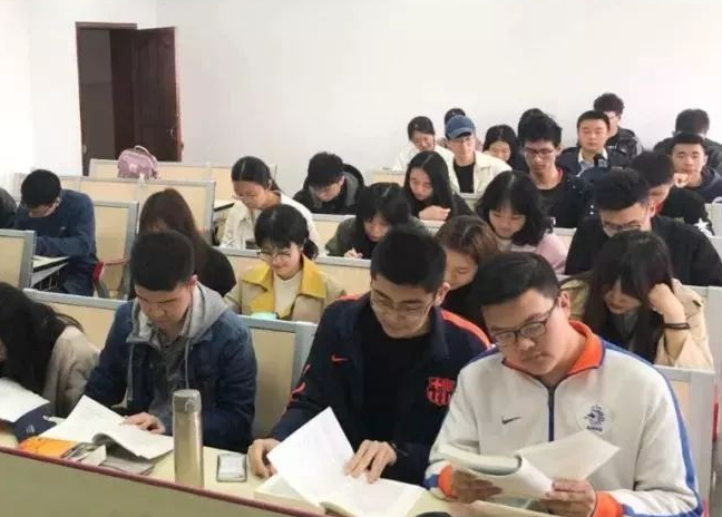 大學生曬“課程表”，原來不同專業(yè)差距這么大，旱的旱死澇的澇死