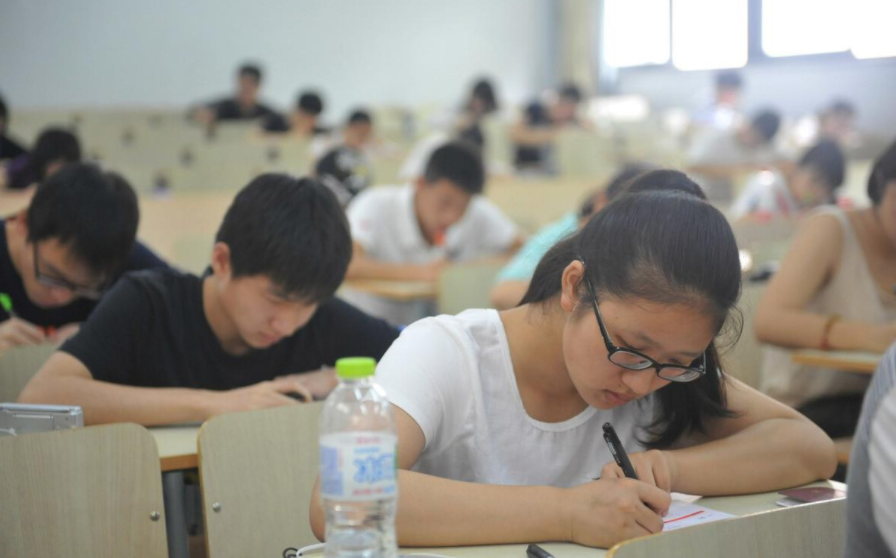 大一學(xué)生不能報(bào)考英語四級(jí)，新生困惑不已，學(xué)長(zhǎng)們道出實(shí)情